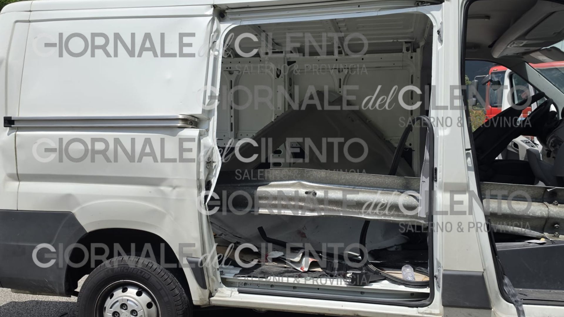 Paura lungo la Bussentina: furgone trafitto dal guard rail, ferita una ragazza