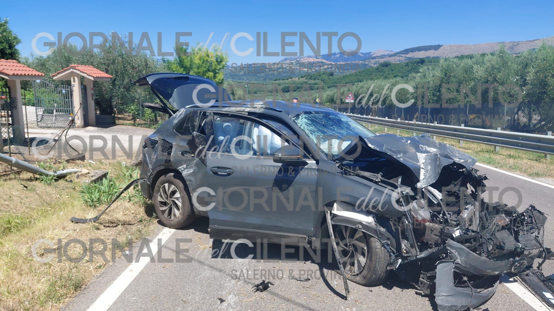 Perde il controllo dell’auto e finisce contro un palo: paura sulla strada tra Buccino e Auletta