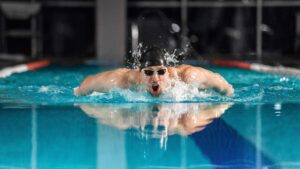 Qual è lo stile migliore di nuoto per proteggere la salute oculare?