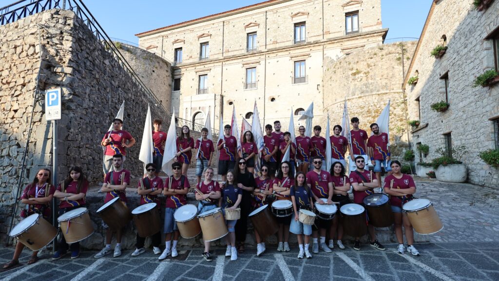 Tamburine, sbandieratori e musici: il cuore giovane della Pro Loco Teggiano