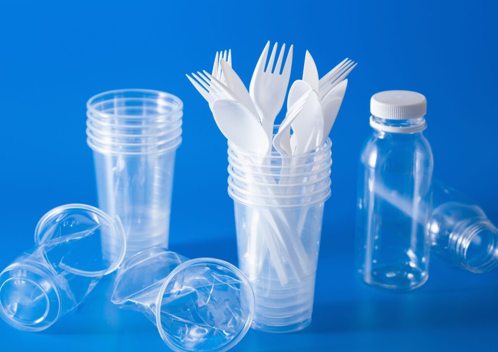Plastica monouso, come è cambiata la normativa europea: divieti, nuovi obblighi e la spinta verso il riuso