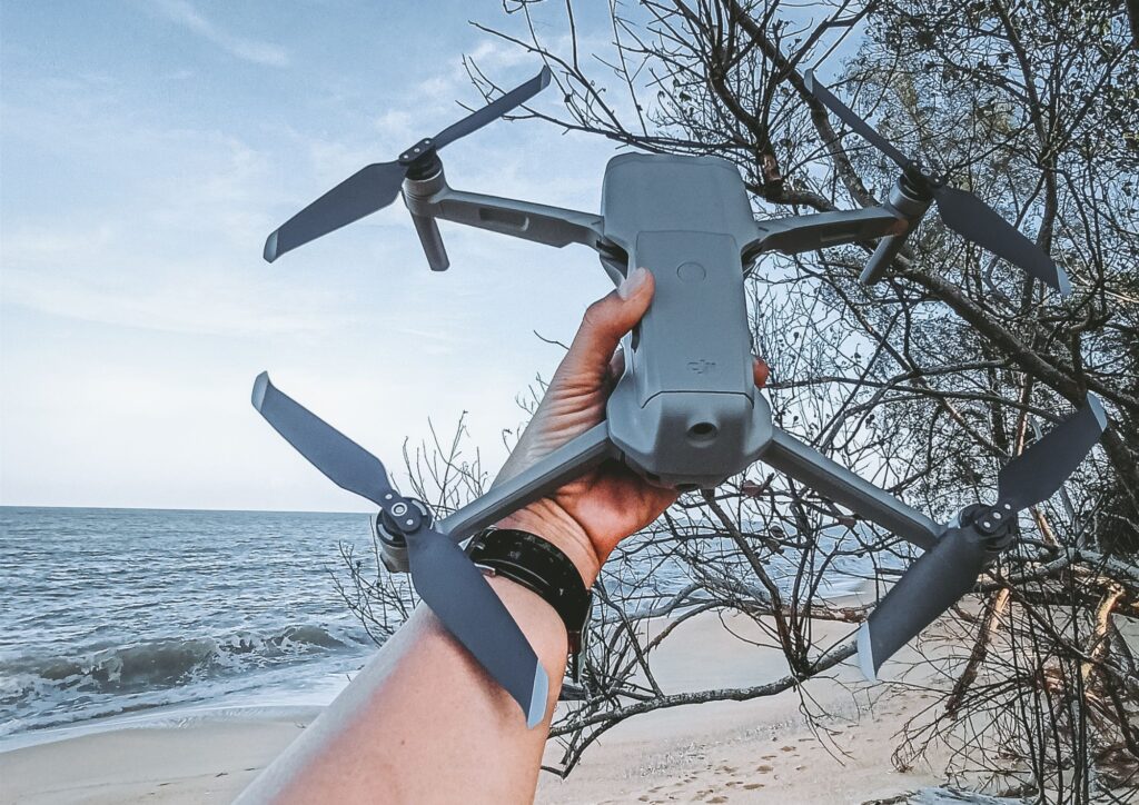 Droni in spiaggia, quando il volo può costare caro: dalle sanzioni alle possibili denunce