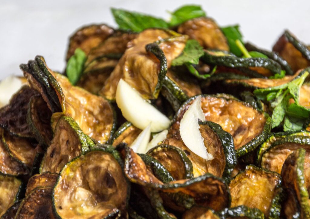 Zucchine alla scapece, il contorno simbolo dell’estate campana: storia, curiosità e ricetta