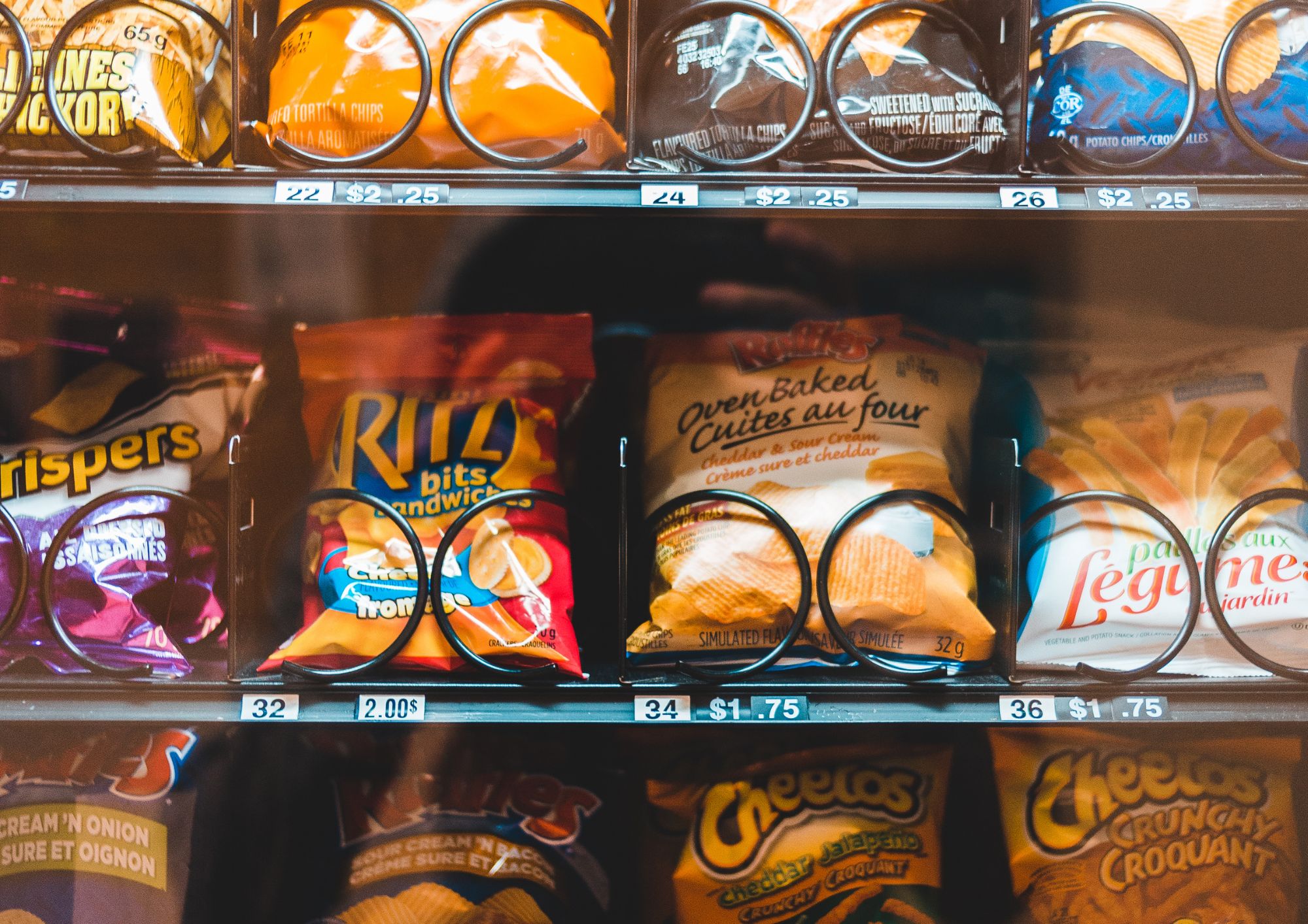 Cibo spazzatura, quasi un italiano su due consuma snack ogni settimana: tra i giovani boom di energy drink