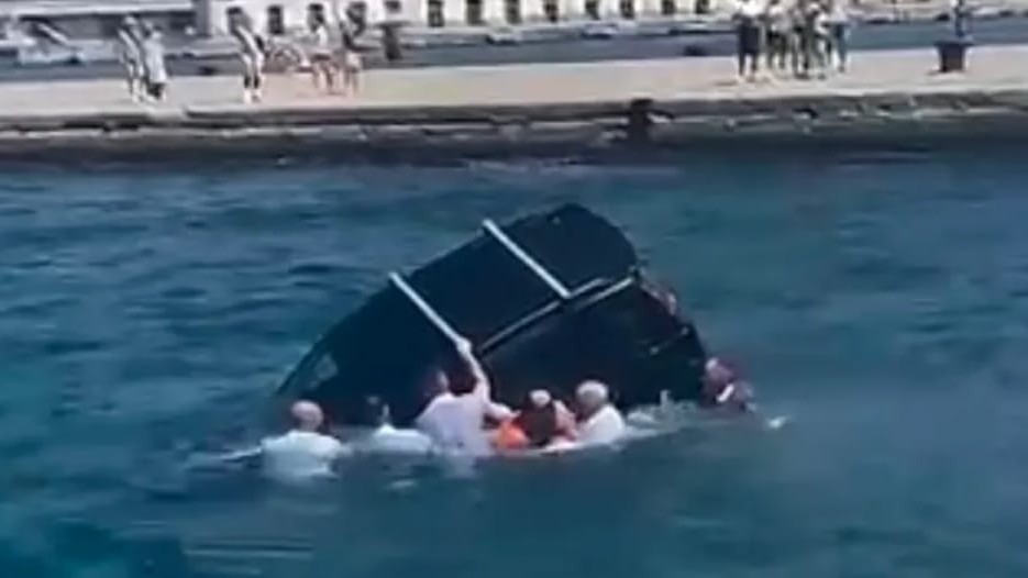 Trieste, militari soccorrono automobilista finito in mare: tra i soccorritori il capitano Opromolla di Caggiano