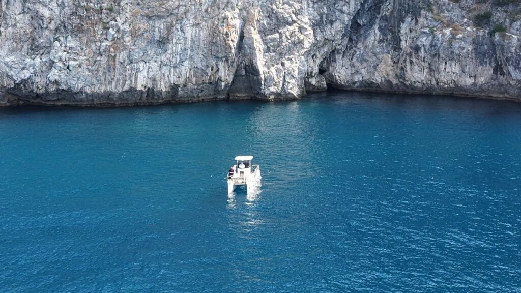Tutela del mare, in Costiera operativo il piano antinquinamento con due battelli contro rifiuti e schiume