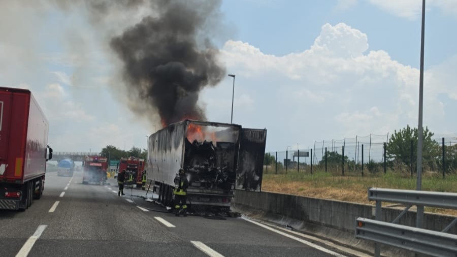 In fiamme sull’A2 un camion carico di pannelli solari