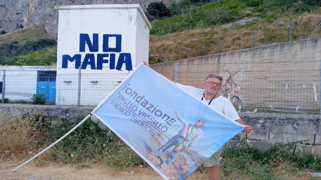 La bandiera della Fondazione Vassallo a Capaci per chiedere più impegno dello Stato