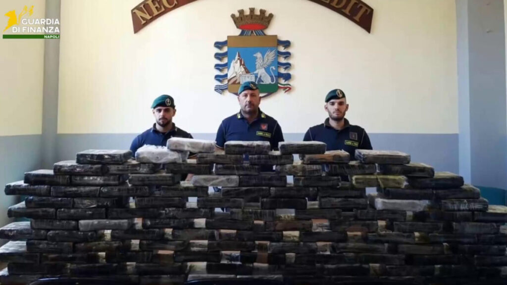 Maxi sequestro di cocaina a Napoli: 113 chili nascosti in un’autocisterna, un arresto