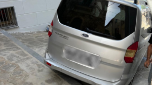 Si affida al navigatore e resta incastrato con l’auto su una scalinata del porto di San Marco