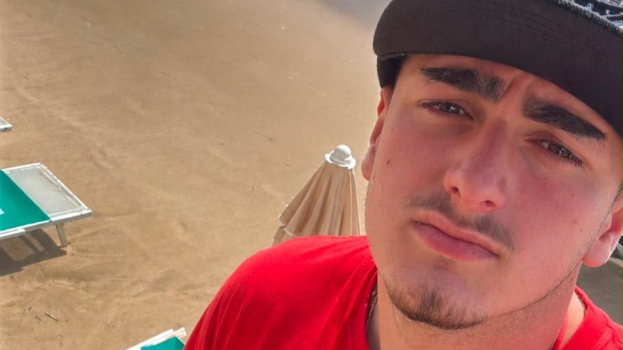 Acciaroli, 17enne si tuffa tra le onde e salva un bagnante e un collega in difficoltà