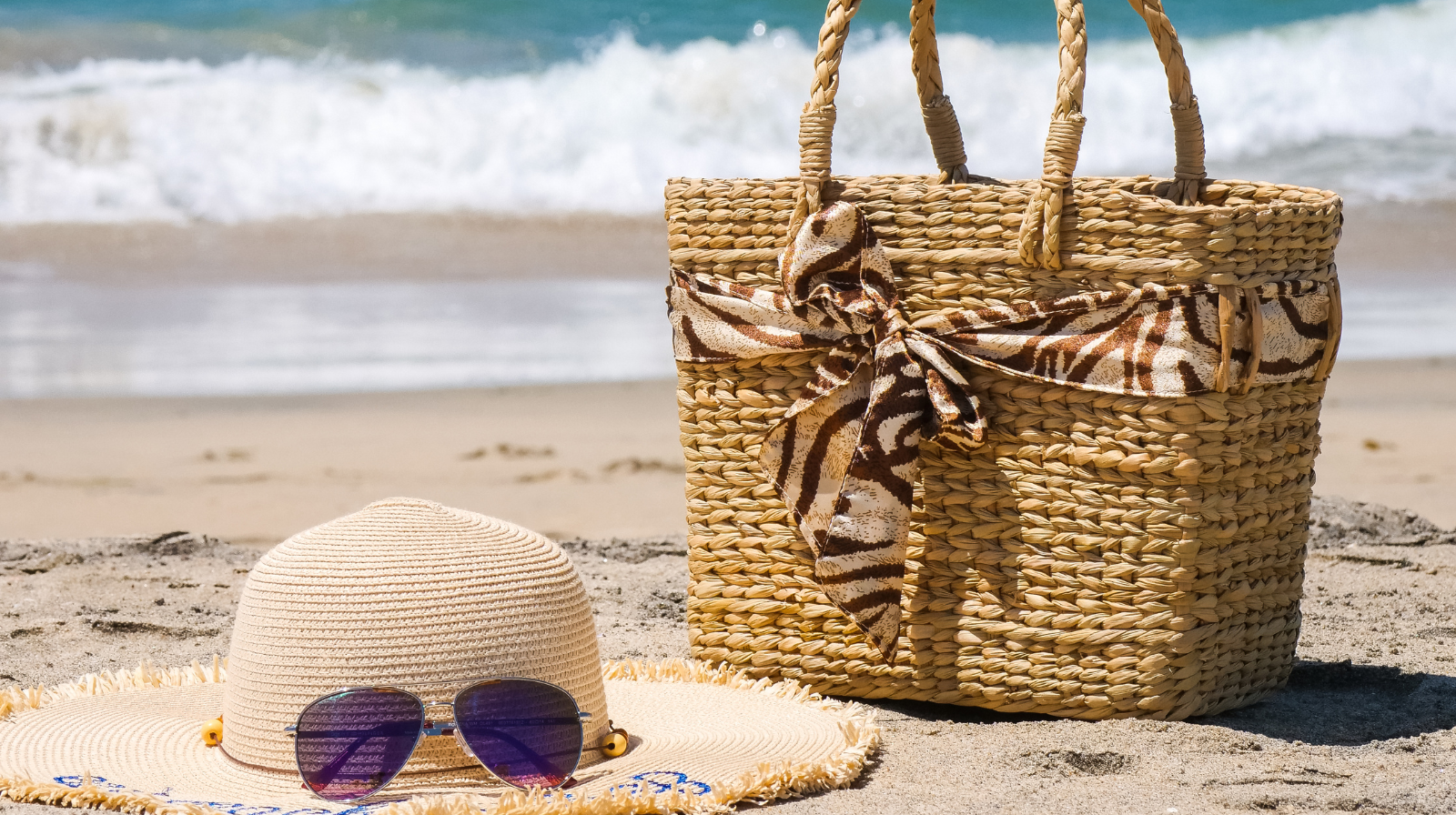 Dalla spiaggia all’aperitivo: la borsa da mare è il nuovo must-have estivo