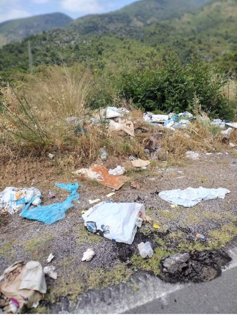 Rifiuti: Europa Verde denuncia discarica abusiva lungo la strada Sapri-Lagonegro