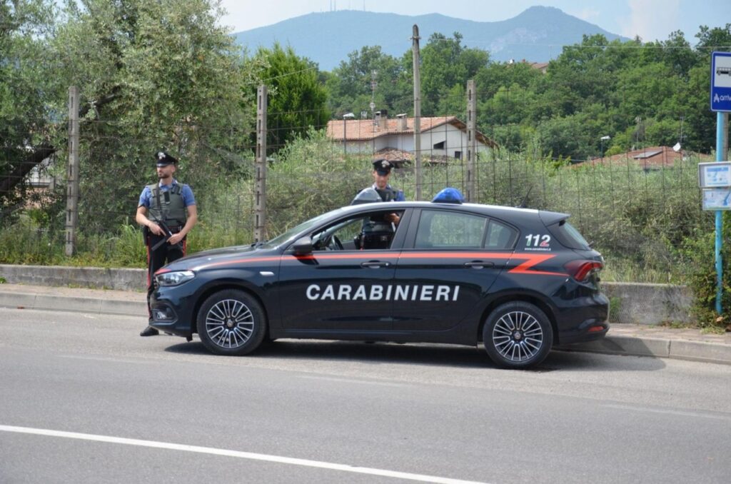 Eboli, anziani rapinati in casa nella notte: banditi armati di un’ascia, uno dei coniugi ferito