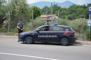 Eboli, anziani rapinati in casa nella notte: banditi armati di un’ascia, uno dei coniugi ferito