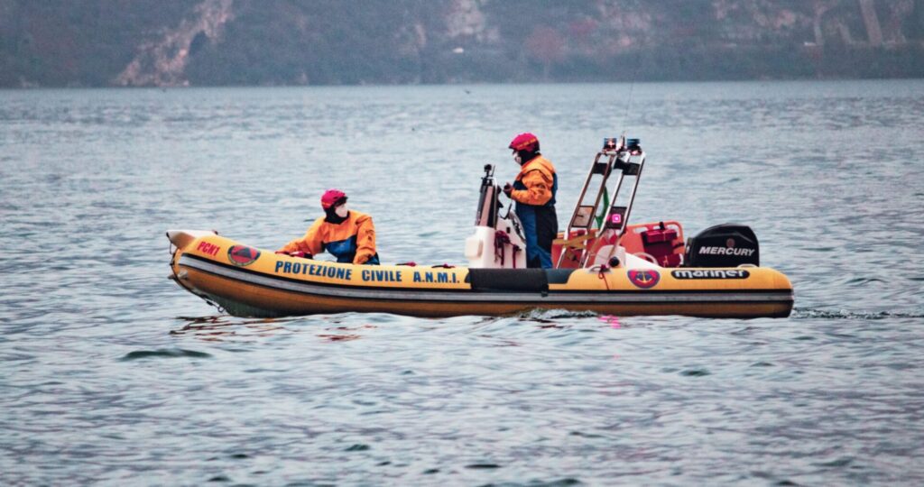 Turisti in difficoltà nella Costa degli Infreschi, barca incagliata sugli scogli: sette persone soccorse