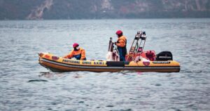 Turisti in difficoltà nella Costa degli Infreschi, barca incagliata sugli scogli: sette persone soccorse