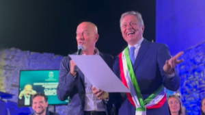 Claudio Bisio, il ritorno da protagonista: Castellabate gli consegna la cittadinanza onoraria