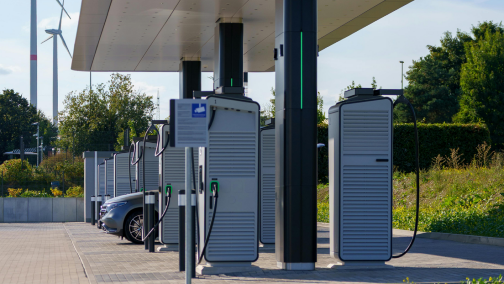 Auto elettriche, record in Italia per le nuove colonnine di ricarica: tutti i dati aggiornati