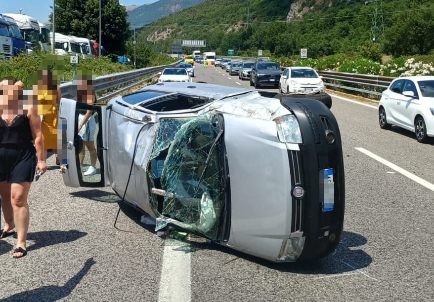 Auto si ribalta sull’A2 tra Polla e Atena Lucana, due feriti lievi