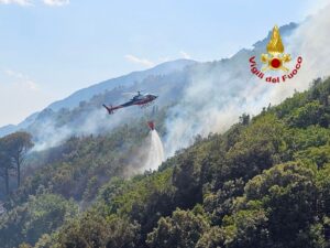 Salerno: vasto incendio sul Monte San Liberatore, richiesto l’intervento dei mezzi aerei