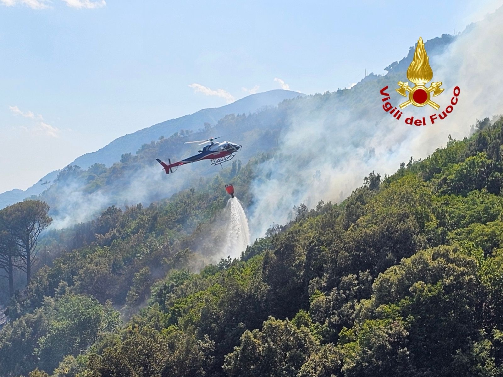 Salerno: vasto incendio sul Monte San Liberatore, richiesto l’intervento dei mezzi aerei