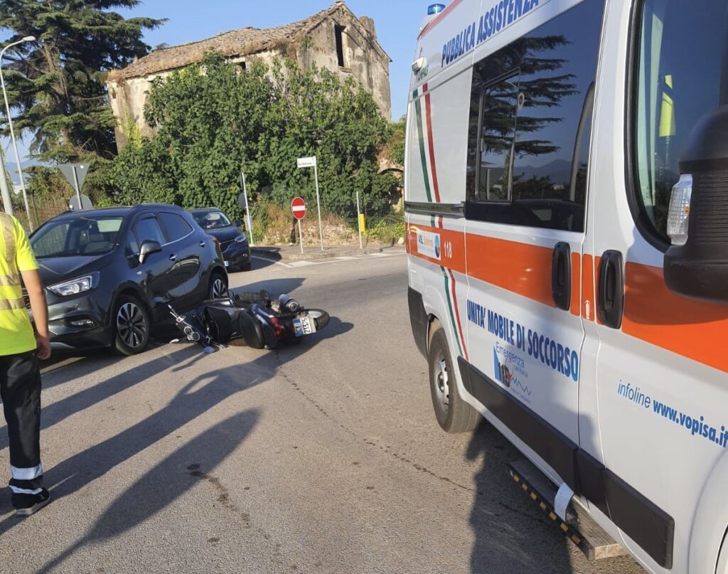 Scontro tra scooter e auto ad Aversana: un ferito trasportato in ospedale