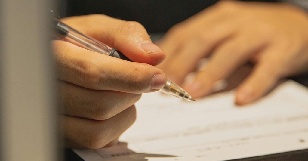 Sorella con delega sul conto della madre: può prelevare dopo il decesso? Cosa dice la legge