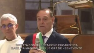 Clemente Mastella annuncia la malattia durante la festa patronale: «Sto combattendo contro un male»