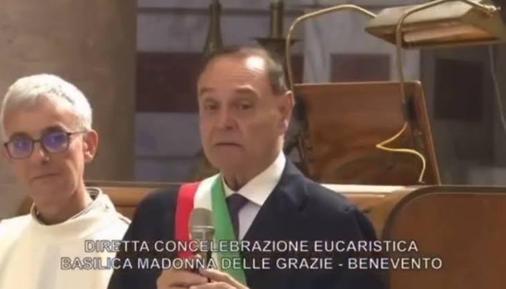Clemente Mastella annuncia la malattia durante la festa patronale: «Sto combattendo contro un male»