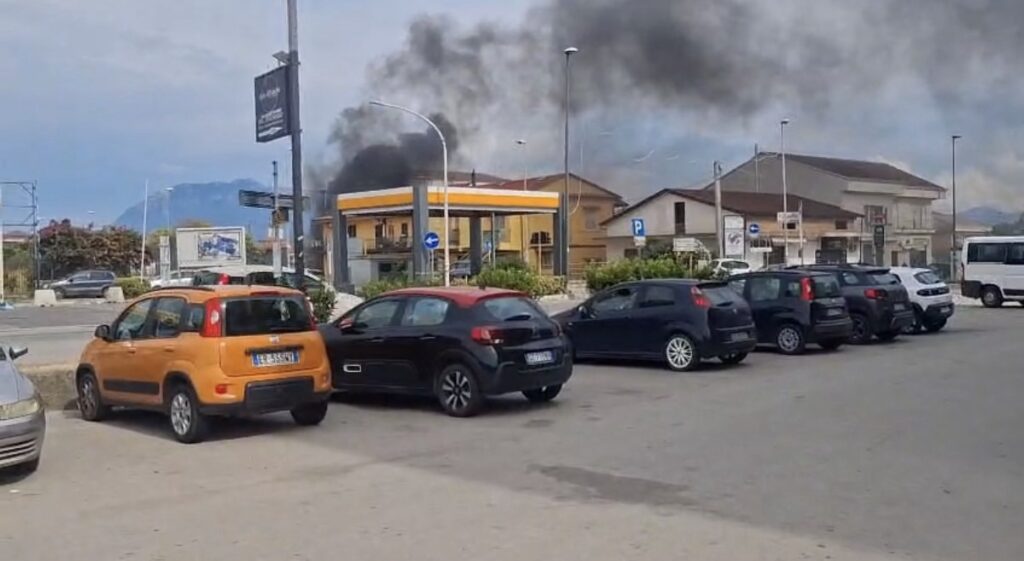 Incendio a Eboli, in fiamme uno store di casalinghi: evacuata una palazzina