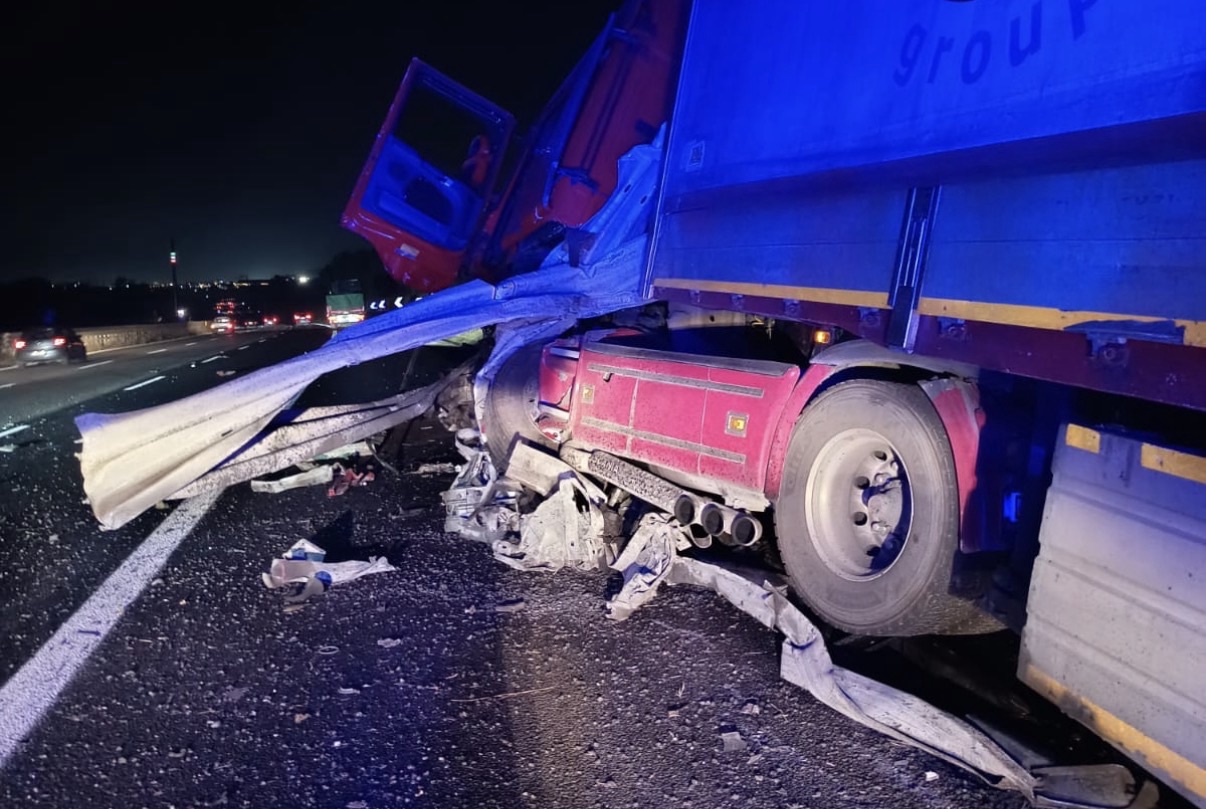 Incidente sulla A2 tra Campagna ed Eboli, tir sfonda il guardrail: conducente soccorso