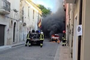 Auto in fiamme nel centro storico di Polla, nessun ferito