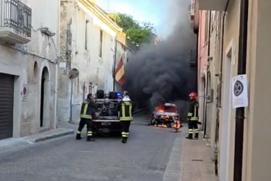 Auto in fiamme nel centro storico di Polla, nessun ferito