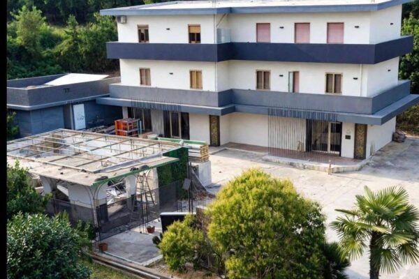 Funeral Home di Cappelle, scattano le demolizioni delle opere contestate