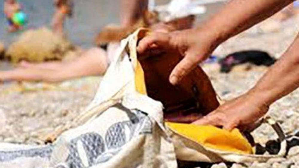 Rubano a un bagnante, scatta il divieto di ritorno a Capaccio Paestum