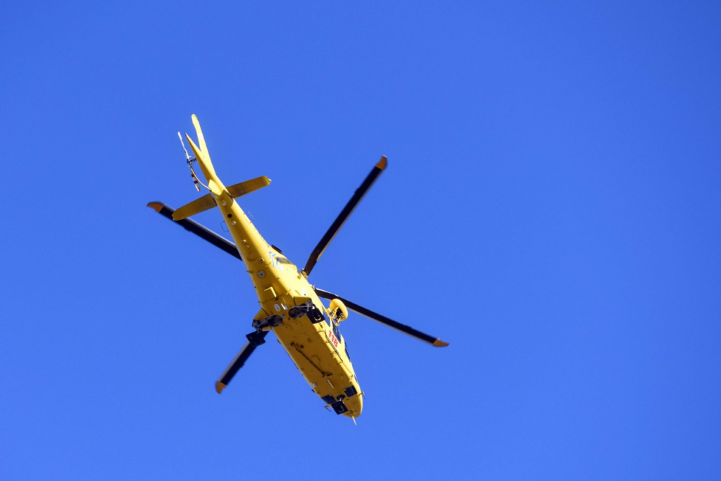 Elicottero antincendio svuota senza permesso una piscina privata: ma può farlo?