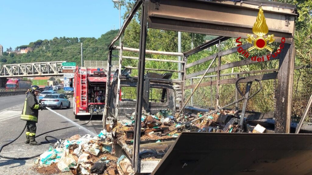Intervento dei vigili del fuoco sulla A2 per l’incendio di un furgone: nessun ferito