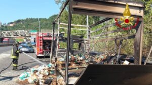 Intervento dei vigili del fuoco sulla A2 per l’incendio di un furgone: nessun ferito