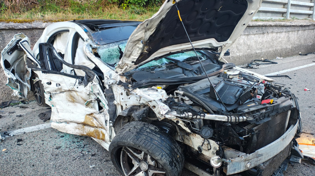 Incidente tra Atena Lucana e Brienza: furgone si ribalta dopo lo scontro