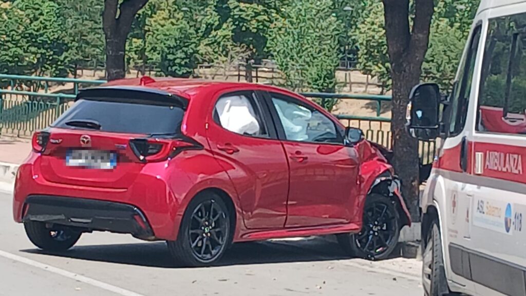 Polla, auto contro marciapiede e albero: ferito il conducente