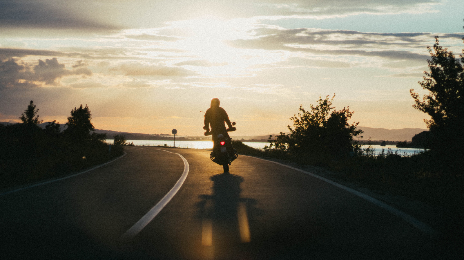 Moto al sole, come proteggerla: l’importanza del telo coprimoto anche in estate