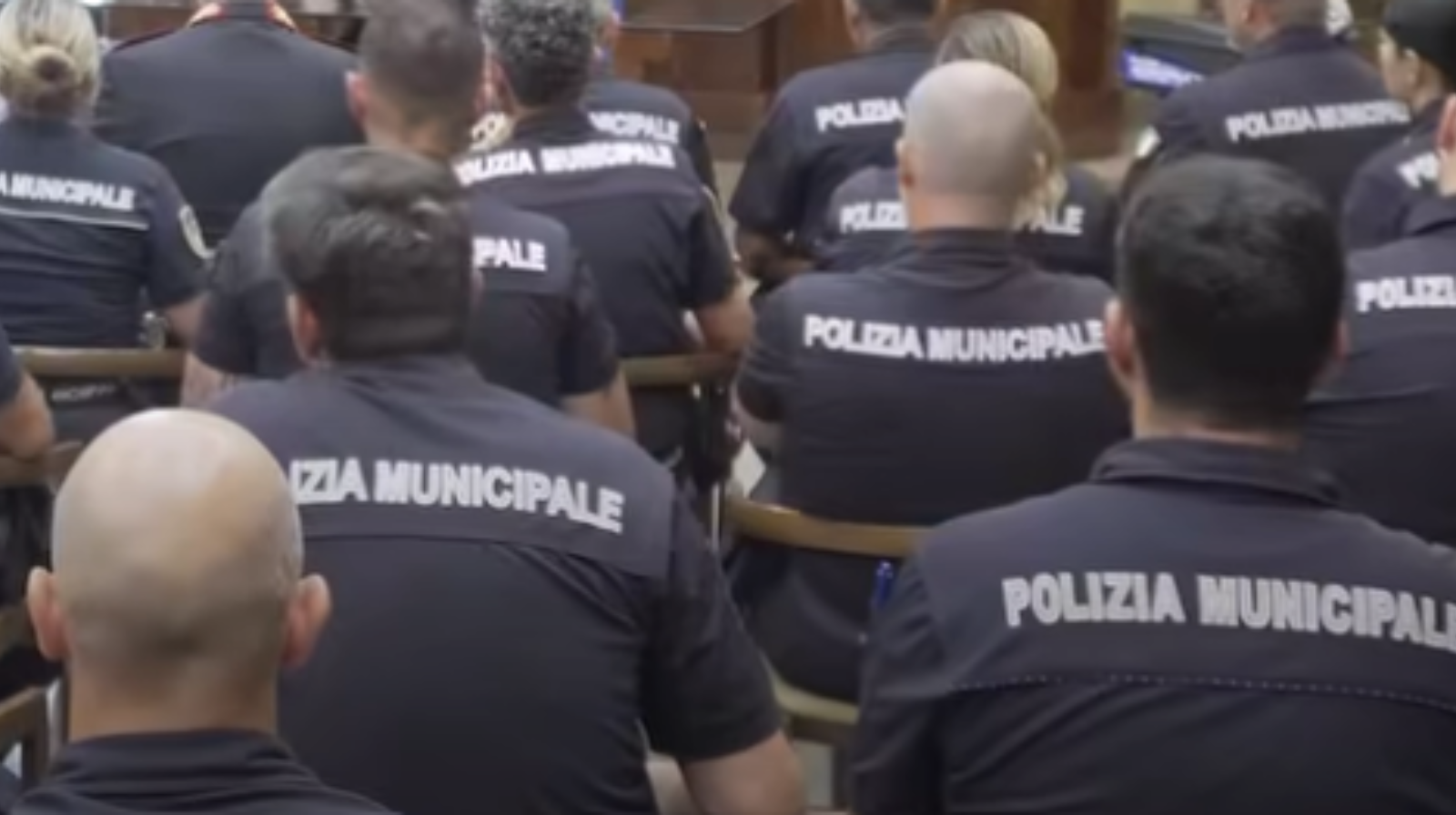 Salerno, gli agenti del Nos controllano b&b: rintracciato straniero irregolare con droga