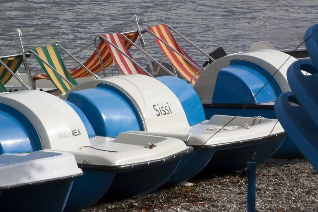 Camerota, due ragazzi in difficoltà su un pedalò: salvati dal bagnino