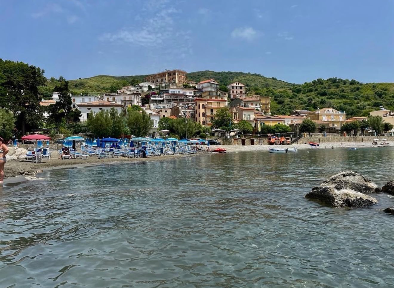 Pioppi, bagnante ferito dal morso di un pesce: decisivo l’intervento di due bagnini