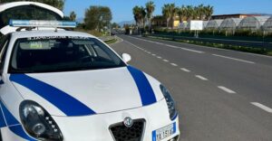 Non si ferma all’alt della polizia municipale: inseguimento sulla Cilentana, denunciato un 55enne