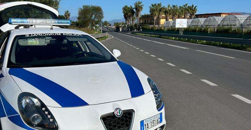 Non si ferma all’alt della polizia municipale: inseguimento sulla Cilentana, denunciato un 55enne