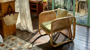 Estate in casa: la poltrona in rattan che trasforma ogni angolo in una piccola vacanza