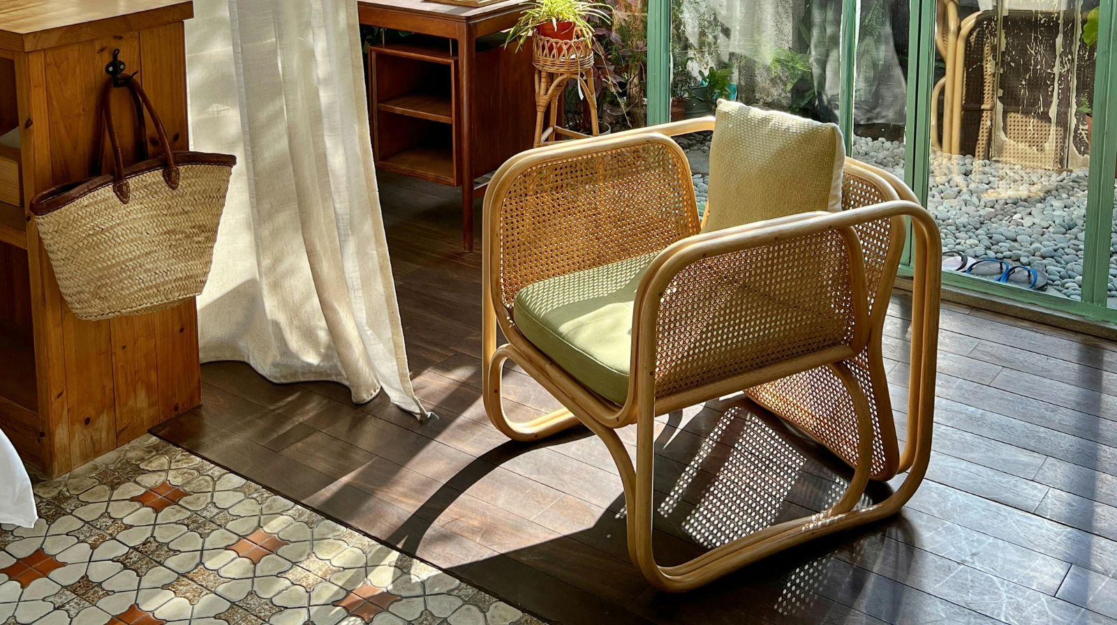 Estate in casa: la poltrona in rattan che trasforma ogni angolo in una piccola vacanza