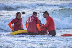 Capaccio Paestum, donna trascinata dalla risacca: decisivo l’intervento di cinque bagnini